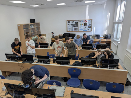 Od součástek k funkčnímu počítači: Třeťáci si vyzkoušeli práci skutečných techniků