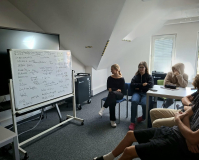 Od nápadu k podnikání: Třeťáci hledali vítězný produkt studentské firmy