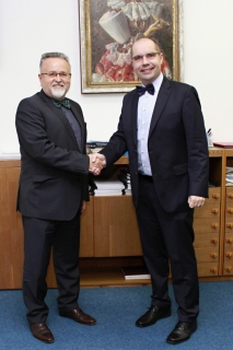 „NA MINISTERSTVU VÁS POTŘEBUJEME,“ ŘEKL PAN VELVYSLANEC STUDENTŮM OBCHODNÍ AKADEMIE